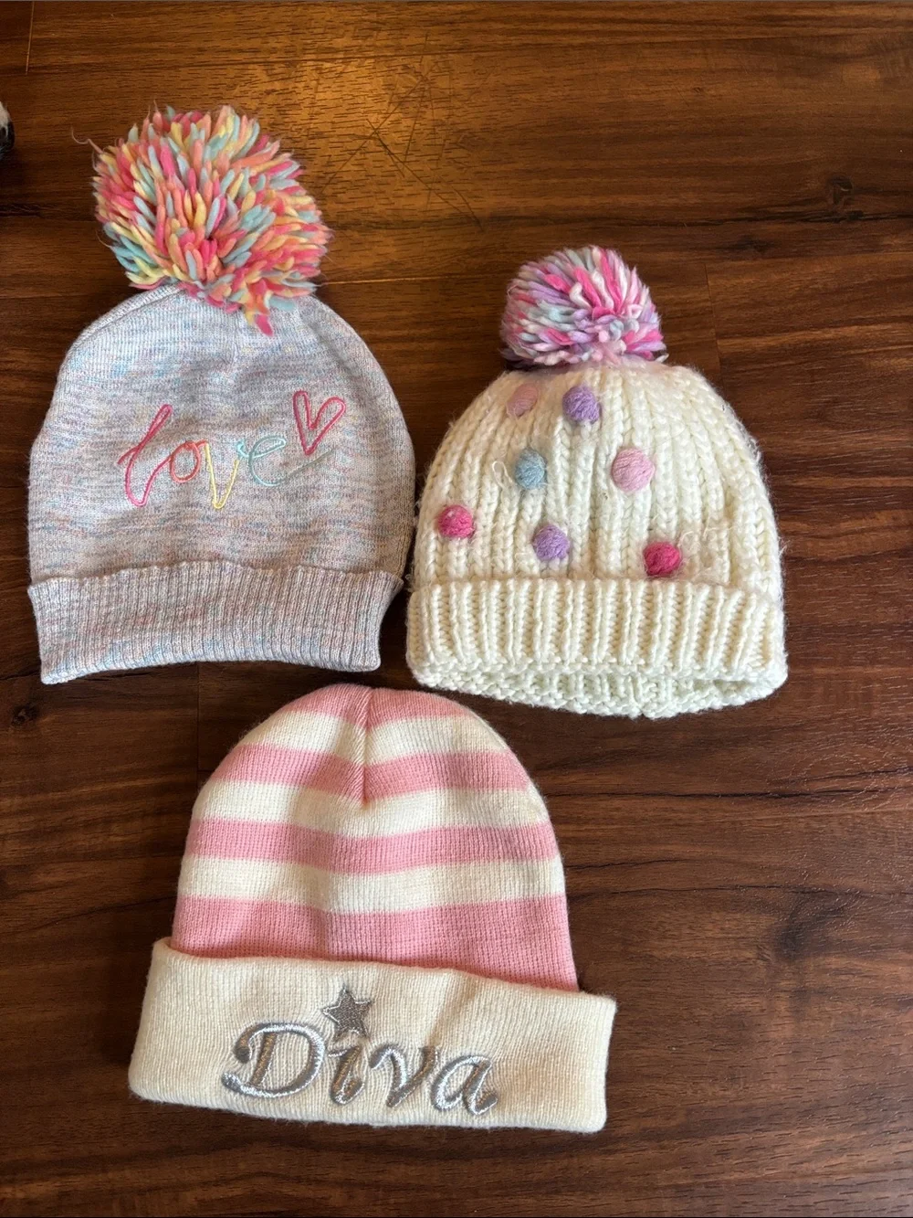 Lot of 3 hats for girls multicolored.